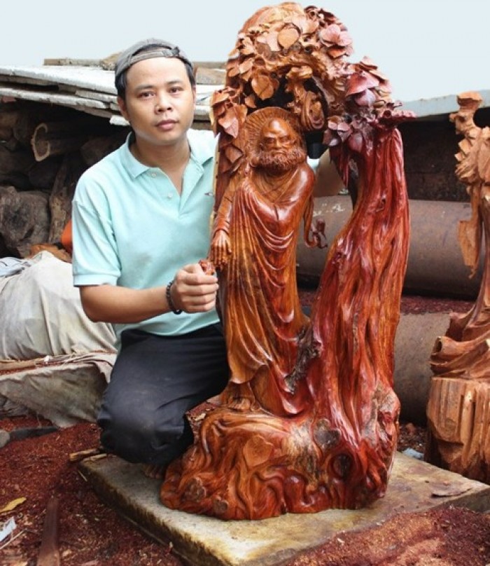 Nghệ nhân Nguyễn Nam bên tác phẩm Đạt Ma Sư Tổ Nghệ nhân Nguyễn Nam bên tác phẩm Đạt Ma Sư Tổ