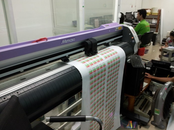 Máy Mimaki đang tiến hành bế Decal dán quảng cáo bám sát đường viền thành phẩm