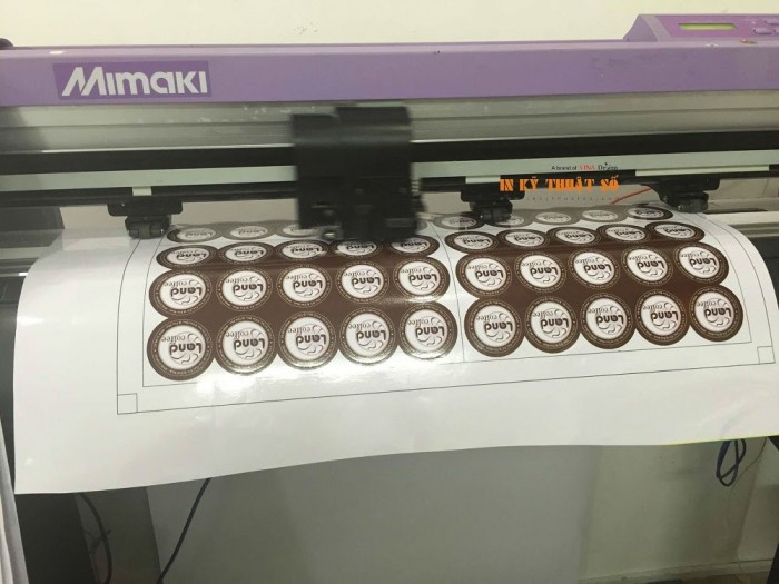 Những con tem decal 7 sữa nhỏ nhắn đang được bế tỉ mỉ bằng máy bế Mimaki