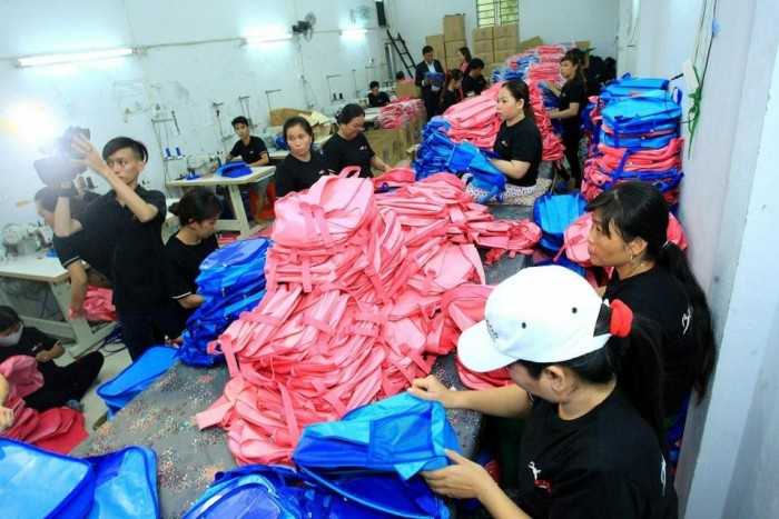 Phân xưởng may balo túi xách tại một công ty may gia công balo túi xách lớn tại TPHCM
