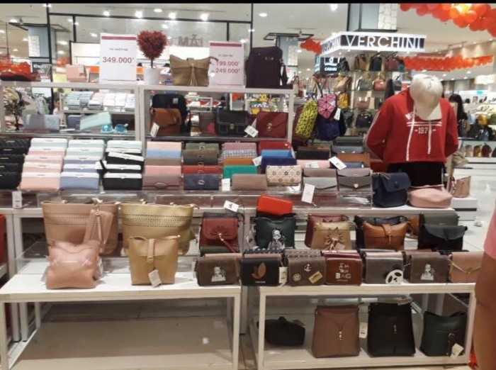 Các mẫu balo túi xách thời trang được trưng bày bán tại trung tâm thương mại - được sản xuất hoặc gia công tại các xưởng may túi xách lớn tại TPHCM