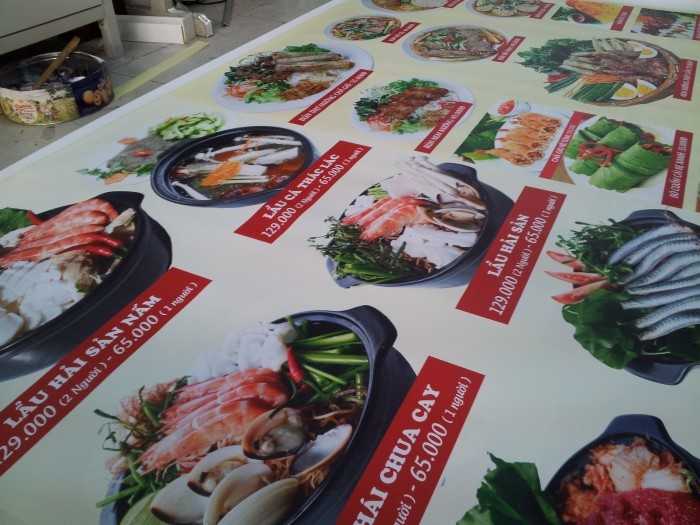 In hình các món ăn, món nhậu hải sản treo tường trang trí và giúp thực khách gọi món nhanh tại các quán nhậu hải sản