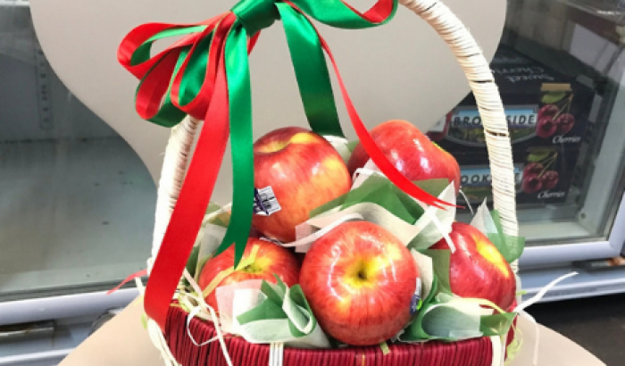 Giỏ trái cây Giáng Sinh với táo nhập khẩu trang trí hai màu sắc Giáng Sinh