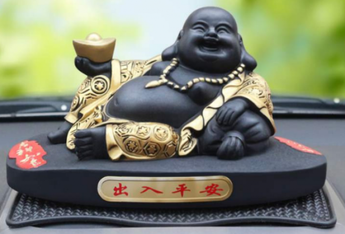 Tượng Phật Di Lặc trên ô tô 