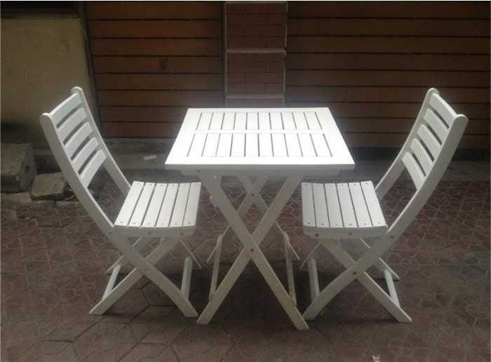 Mẫu bàn ghế gỗ có tựa lưng màu trắng
