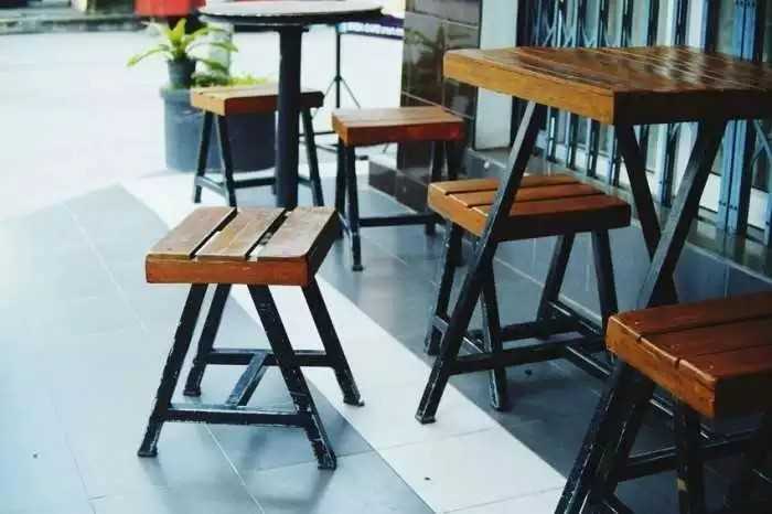Mẫu bàn ghế cóc chân sắt vuông cho quán cafe vỉa hè