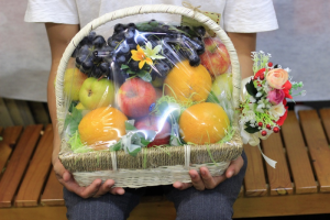 Giỏ trái cây Trung thu - tặng quà trung thu cho bố mẹ từ dịch vụ chuyển quà trung thu online trên MuaBanNhanh